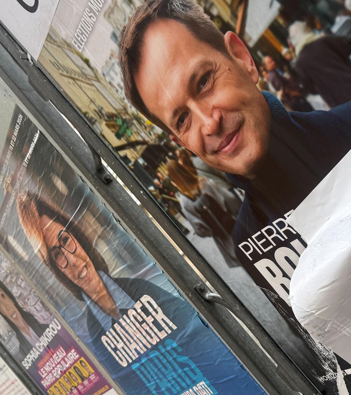 Wahlplakate hängen in Paris aus. 