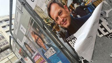 Wahlplakate hängen in Paris aus. 