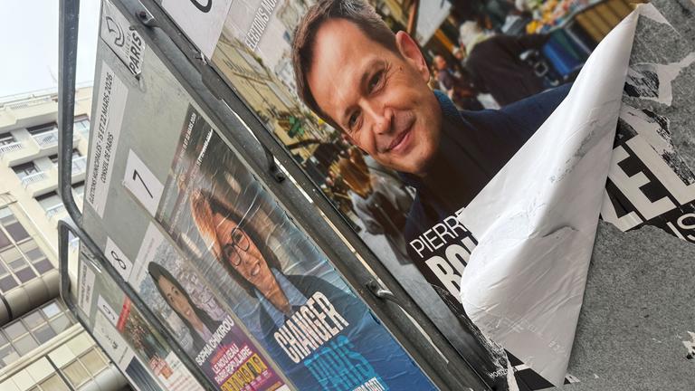 Wahlplakate hängen in Paris aus. 