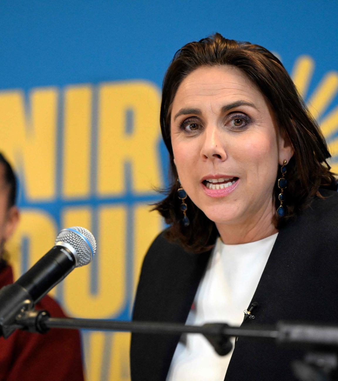 Laure Lavalette, Bürgermeisterkandidatin der rechtsextremen Partei Rassemblement National (RN) in Toulon, spricht am 15. März 2026 in ihrem Wahlkampfbüro nach Bekanntgabe der ersten Ergebnisse des ersten Wahlgangs der französischen Kommunalwahlen 2026 in Toulon, Südfrankreich. Lavalette hat sich im ersten Wahlgang mit Schätzungen zufolge zwischen 39,4 % und 42 % der Stimmen als Favoritin herauskristallisiert und liegt damit vor dem scheidenden Bürgermeister in einer Stadt, in der die Linke nicht an der Stichwahl teilnehmen wird.