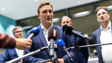 Niedersachsen, Hannover: Sebastian Lechner (M), Landesvorsitzender der CDU Niedersachsen, spricht während eines Pressestatements im Haus der Region.