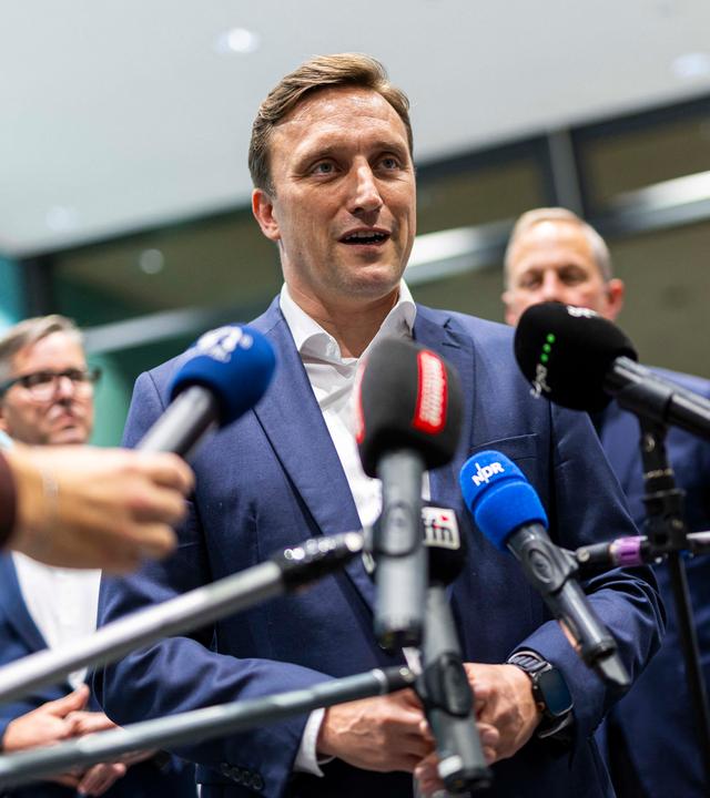 Niedersachsen, Hannover: Sebastian Lechner (M), Landesvorsitzender der CDU Niedersachsen, spricht während eines Pressestatements im Haus der Region.