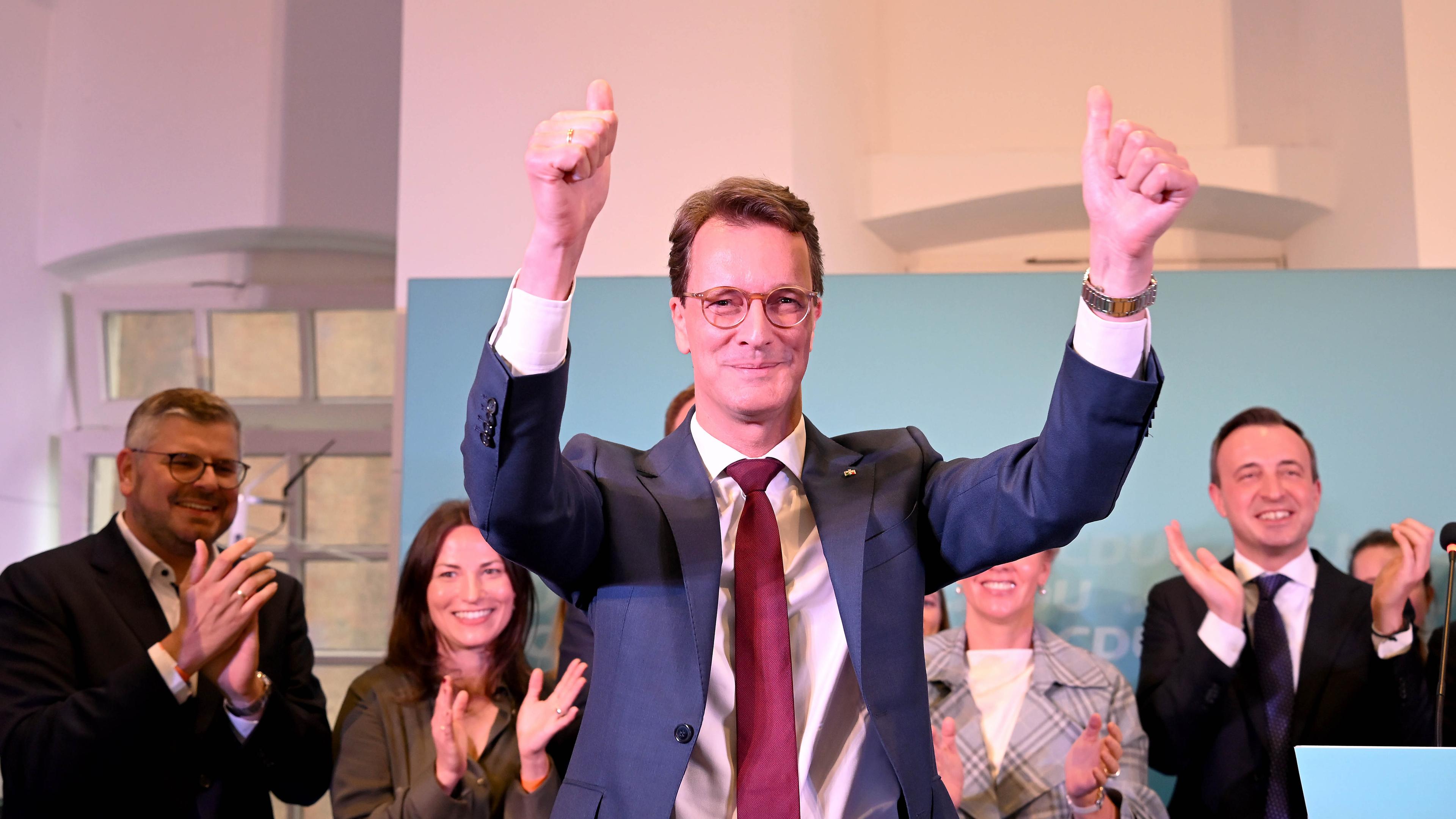 Ministerpräsident Hendrik Wüst ( CDU ) hebt die Arme nach seinem Statement und lässt sich feiern
