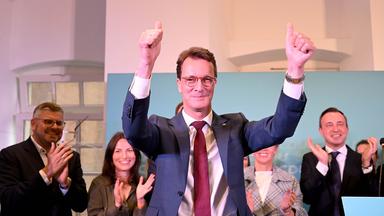 Ministerpräsident Hendrik Wüst ( CDU ) hebt die Arme nach seinem Statement und lässt sich feiern
