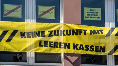 Das Haus der kommunalen Spitzenverbände weist mit Bannern an der Fassade auf die Finanzlage der Kommunen hin.