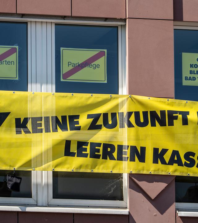 Das Haus der kommunalen Spitzenverbände weist mit Bannern an der Fassade auf die Finanzlage der Kommunen hin.