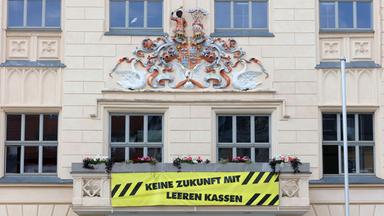 Zwickau Rathaus Bundesweite Aktion Kommunen in Finanznot Kommunen am Limit Passend im roten Kostuem OB Constance Arndt und weitere Buergermeister aus dem Lanskreis Zwickau Auch einige Stadtraete waren erschienen
