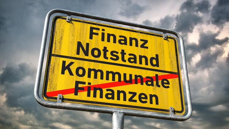Symbolisches Ortsschild Finanz-Notstand - Kommunale Finanzen