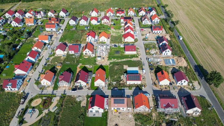 Neue Einfamilienhäuser stehen zwischen Feldern am südwestlichen Stadtrand von Leipzig