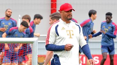 Bayern-Trainer Vincent Kompany beim Training, im Hintergrund Spieler.