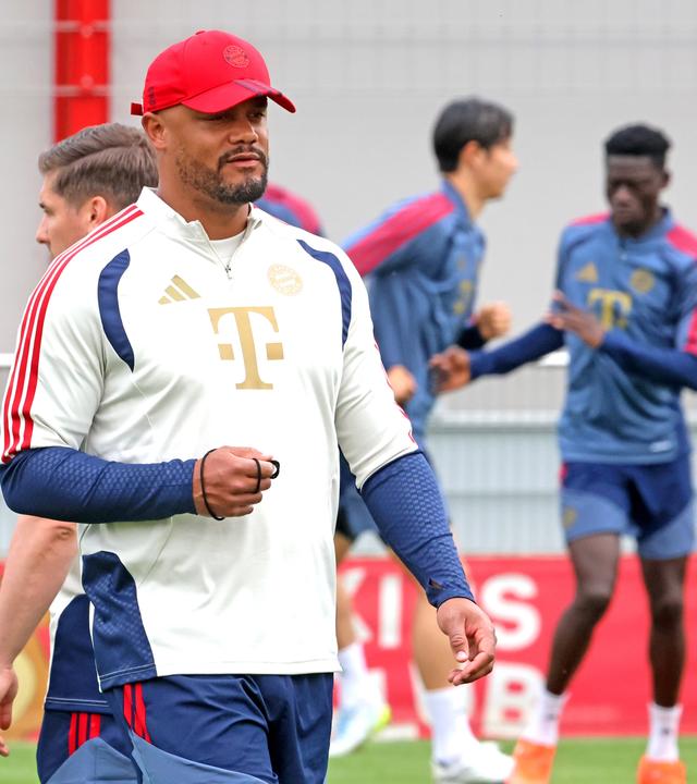 Bayern-Trainer Vincent Kompany beim Training, im Hintergrund Spieler.