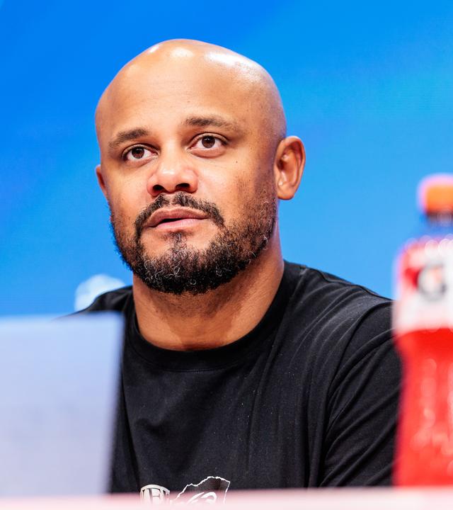 Der Trainer der Fußballvereins FC Bayern München namens Vincent Kompany während einer Pressekonferenz