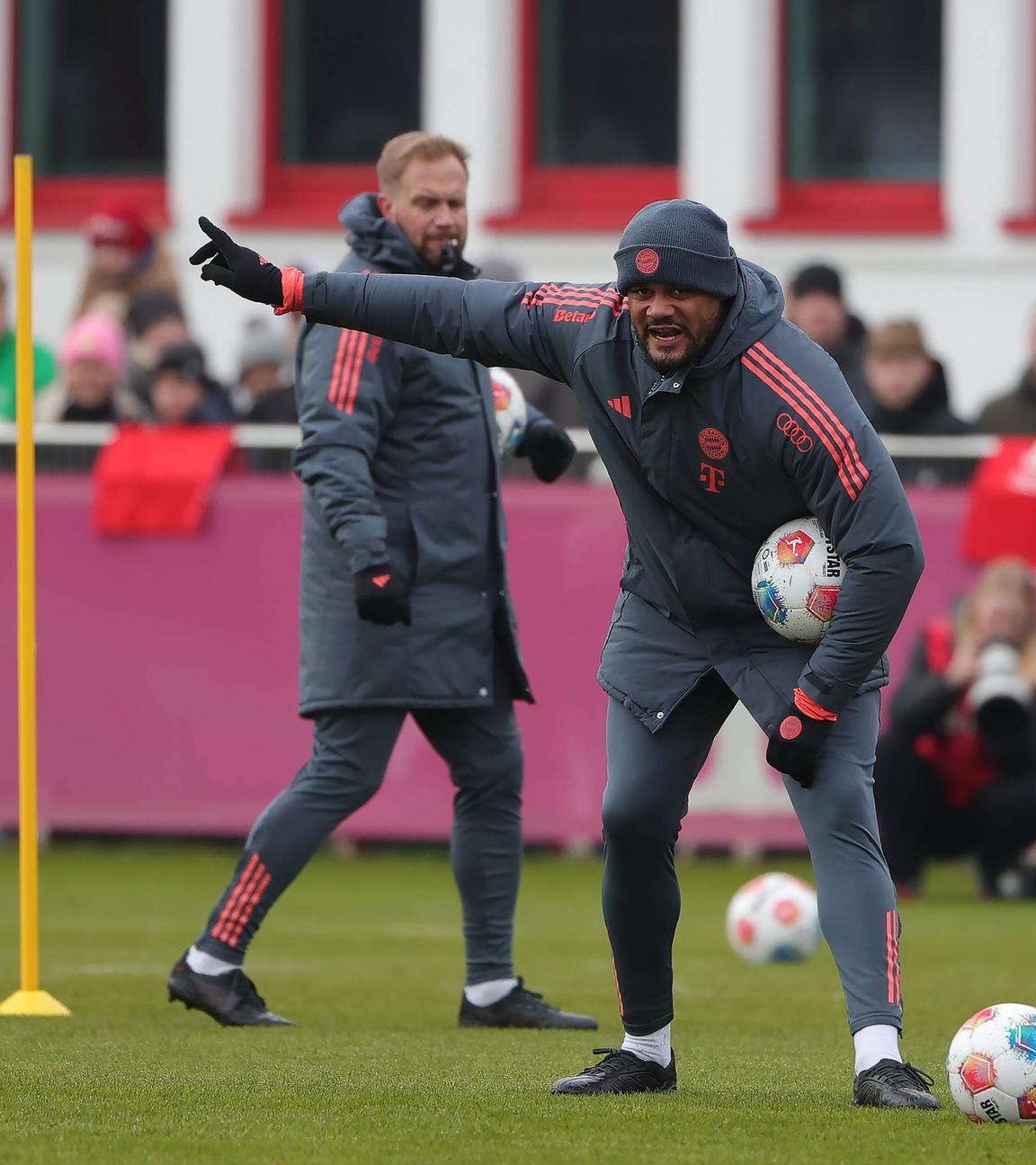 Bayerns Trainer Vincent Kompany weist seinen Spielern beim Training an der Säbener Straße eine Richtung