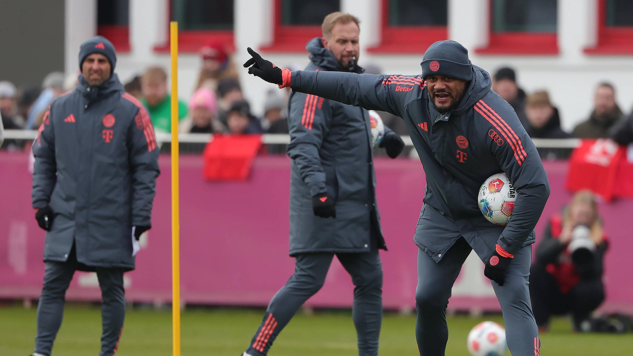 Bayerns Trainer Vincent Kompany weist seinen Spielern beim Training an der Säbener Straße eine Richtung