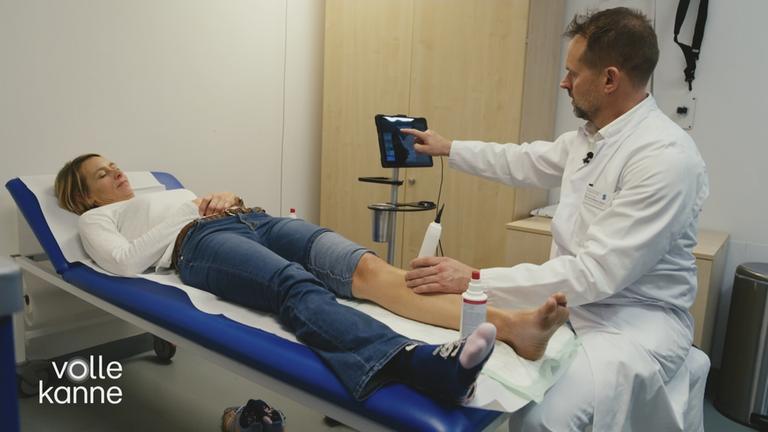 Eine Frau liegt auf einer Liege beim Arzt