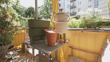 Verschiedene Kompost-Systeme auf einem Balkon.