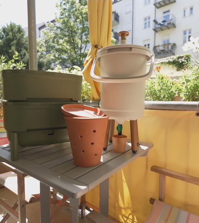 Verschiedene Kompost-Systeme auf einem Balkon.