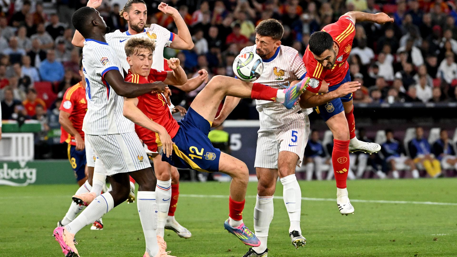 Nations-League-Halbfinale Spanien - Frankreich: Die französischen Defensivspieler Ibrahima Konate, Adrien Rabiot und Clement Lenglet gegen spanische Angreifer