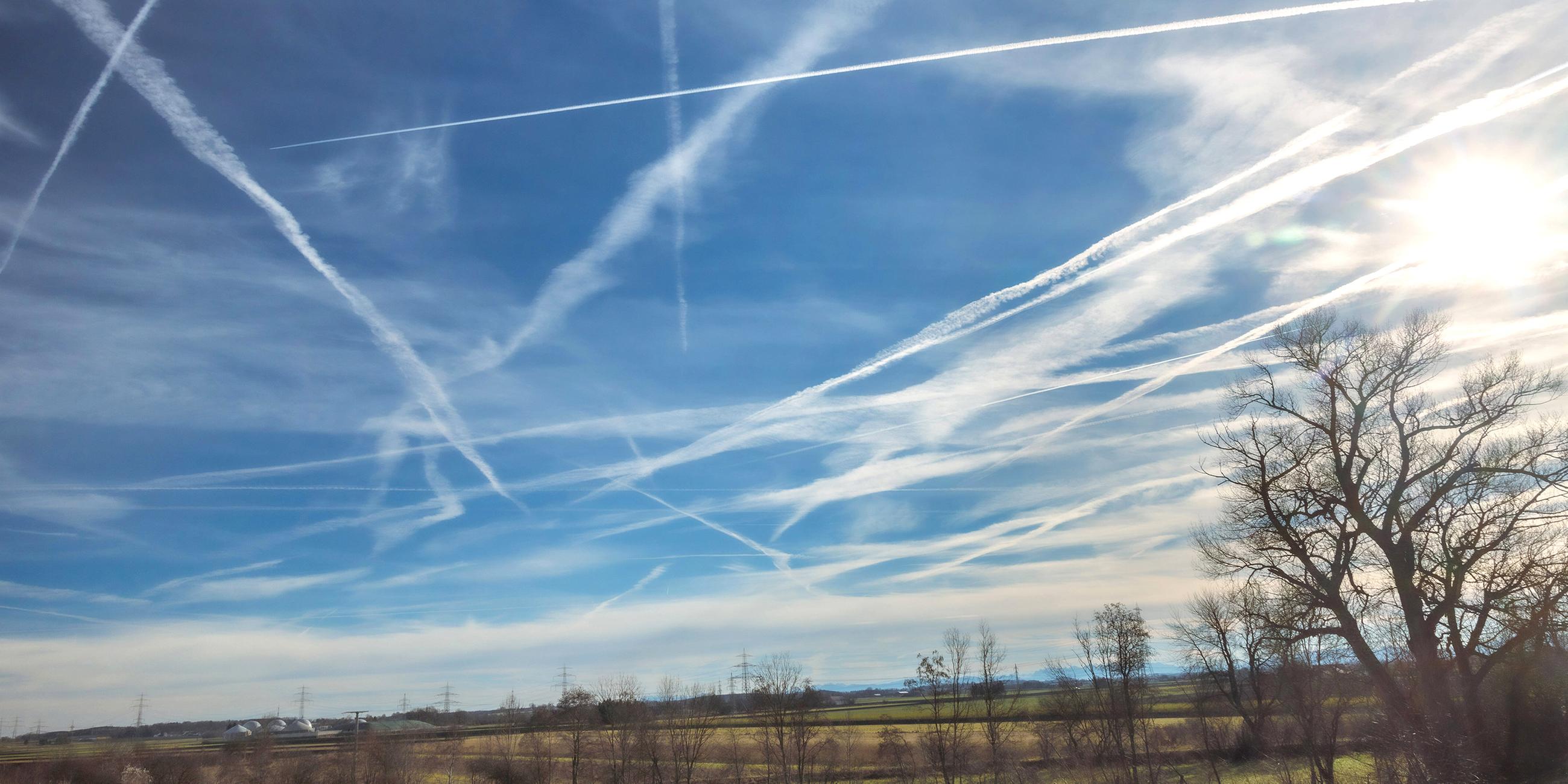 Kondensstreifen am Himmel über Bayern