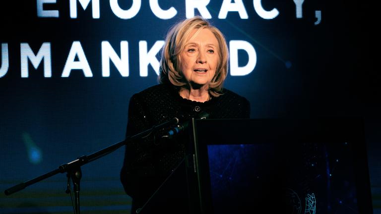Berlin: Hillary Clinton, frühere US-Aussministerin, spricht bei der Eröffnung von dem "The World Forum 2026" unter dem Titel "Will democracy. Will humankind. Will the planet survive?"
