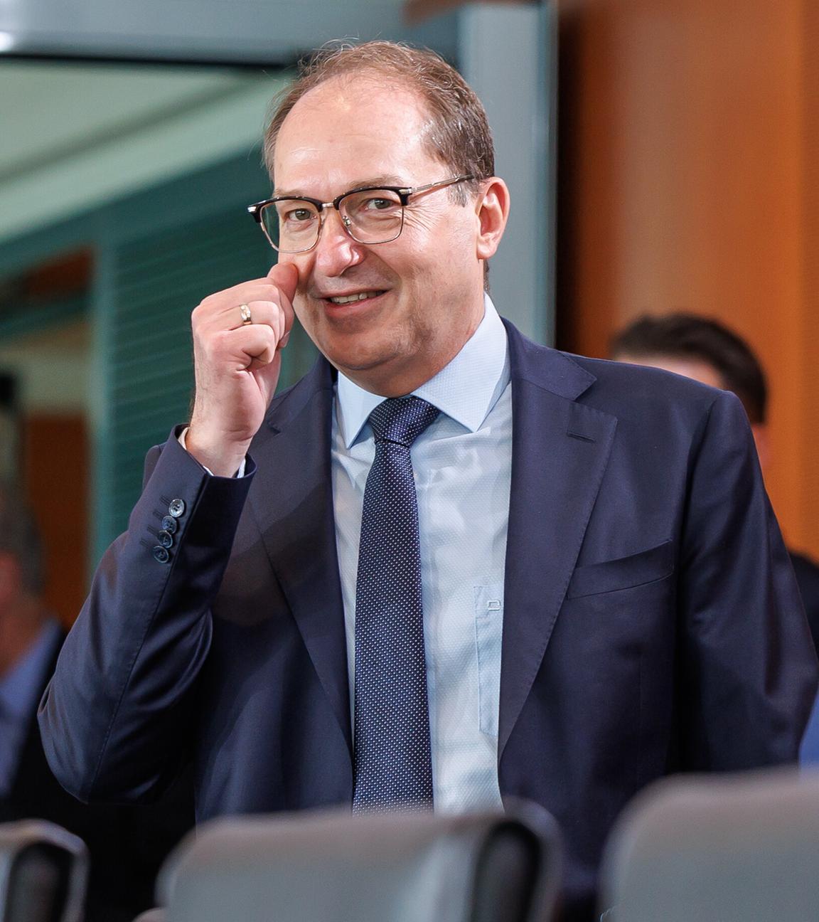 Alexander Dobrindt in blauem Anzug
