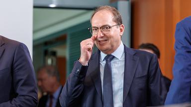 Alexander Dobrindt in blauem Anzug