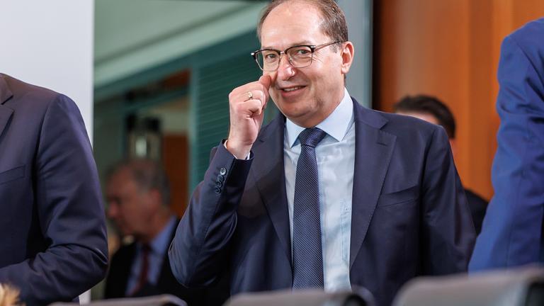 Alexander Dobrindt in blauem Anzug