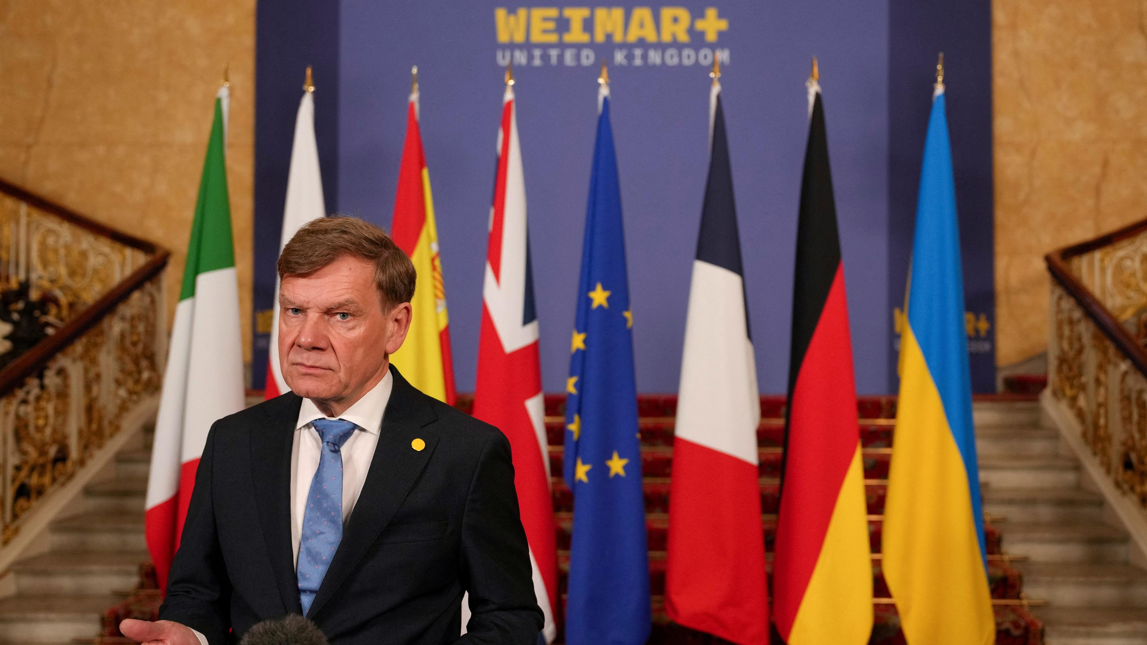 Johann Wadephul (CDU), Außenminister von Deutschland, spricht zu den Medien