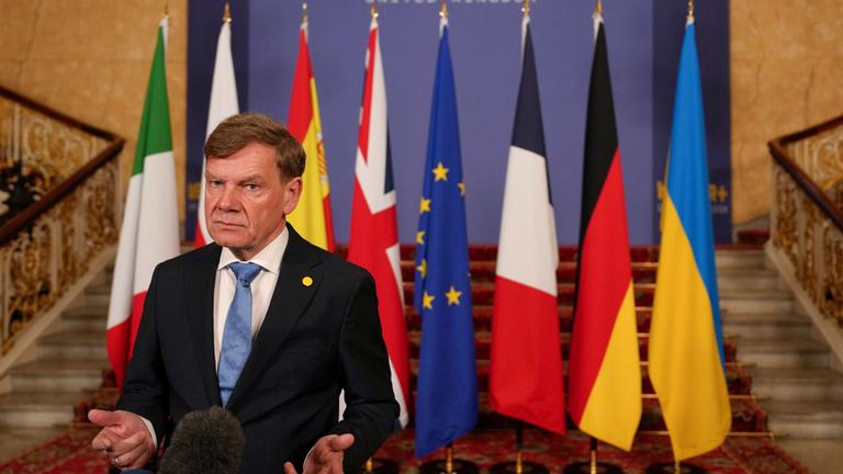 Johann Wadephul (CDU), Außenminister von Deutschland, spricht zu den Medien