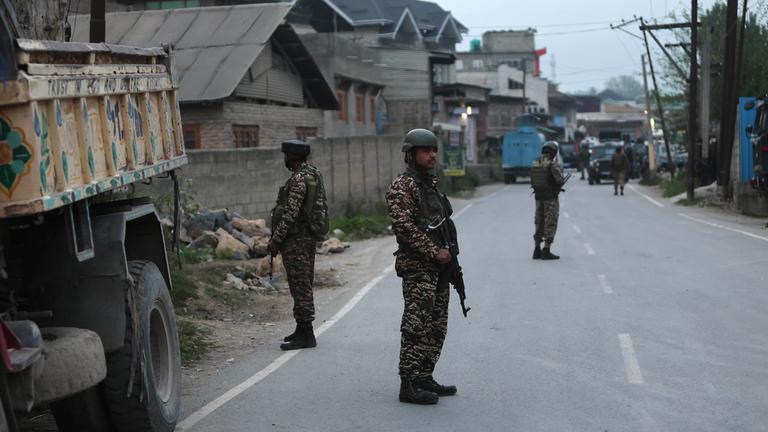 Indische Sicherheitskräfte patrouillieren an einem Sicherheitskontrollpunkt am Stadtrand von Srinagar, Kaschmir (Indien), aufgenommen am 07.05.2025