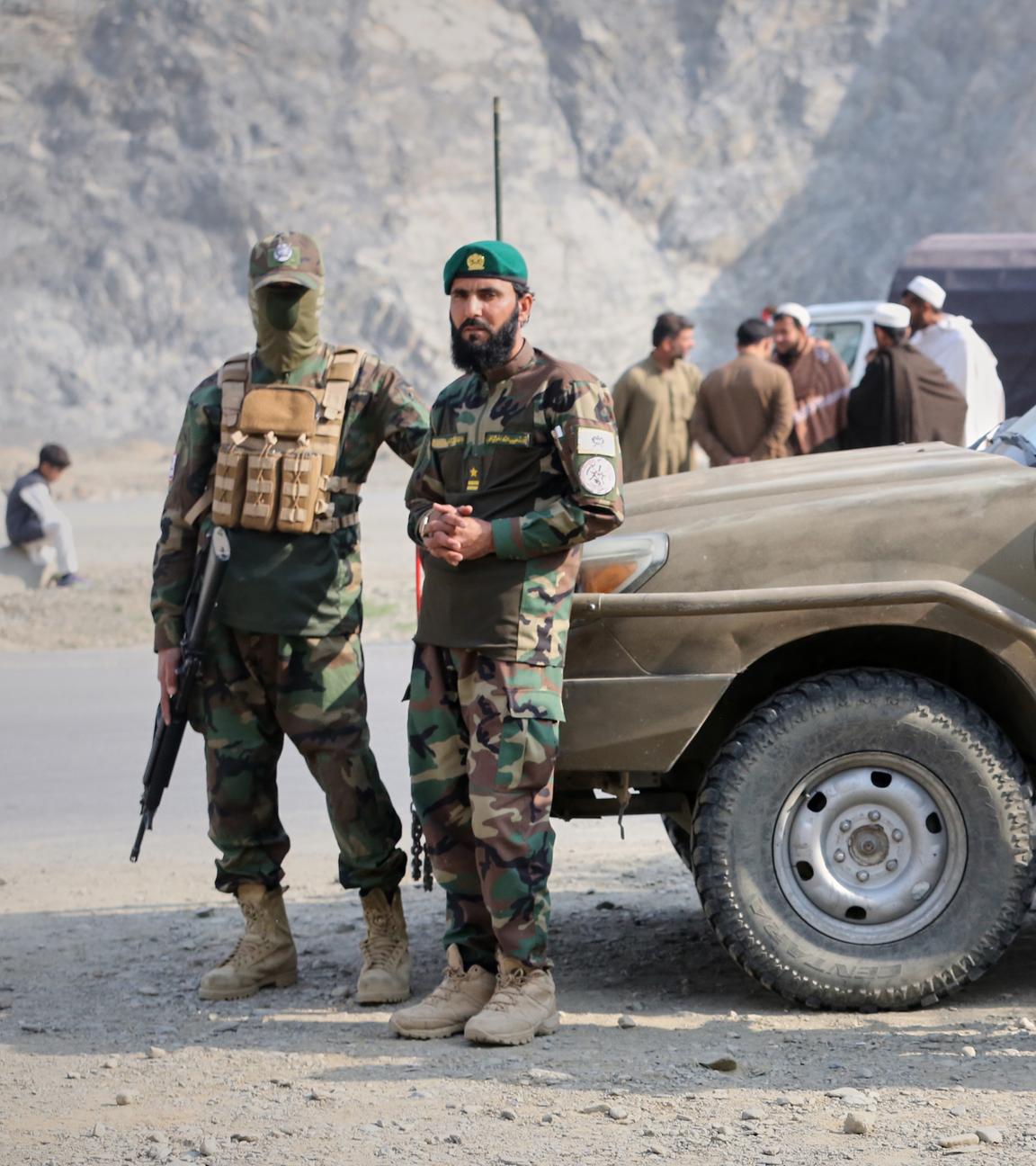 Taliban-Soldaten versammeln sich auf der afghanischen Seite des Grenzübergangs zu Pakistan, in Torcham, am 27.02.2026.