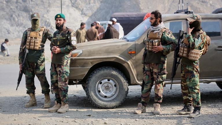 Taliban-Soldaten versammeln sich auf der afghanischen Seite des Grenzübergangs zu Pakistan, in Torcham, am 27.02.2026.