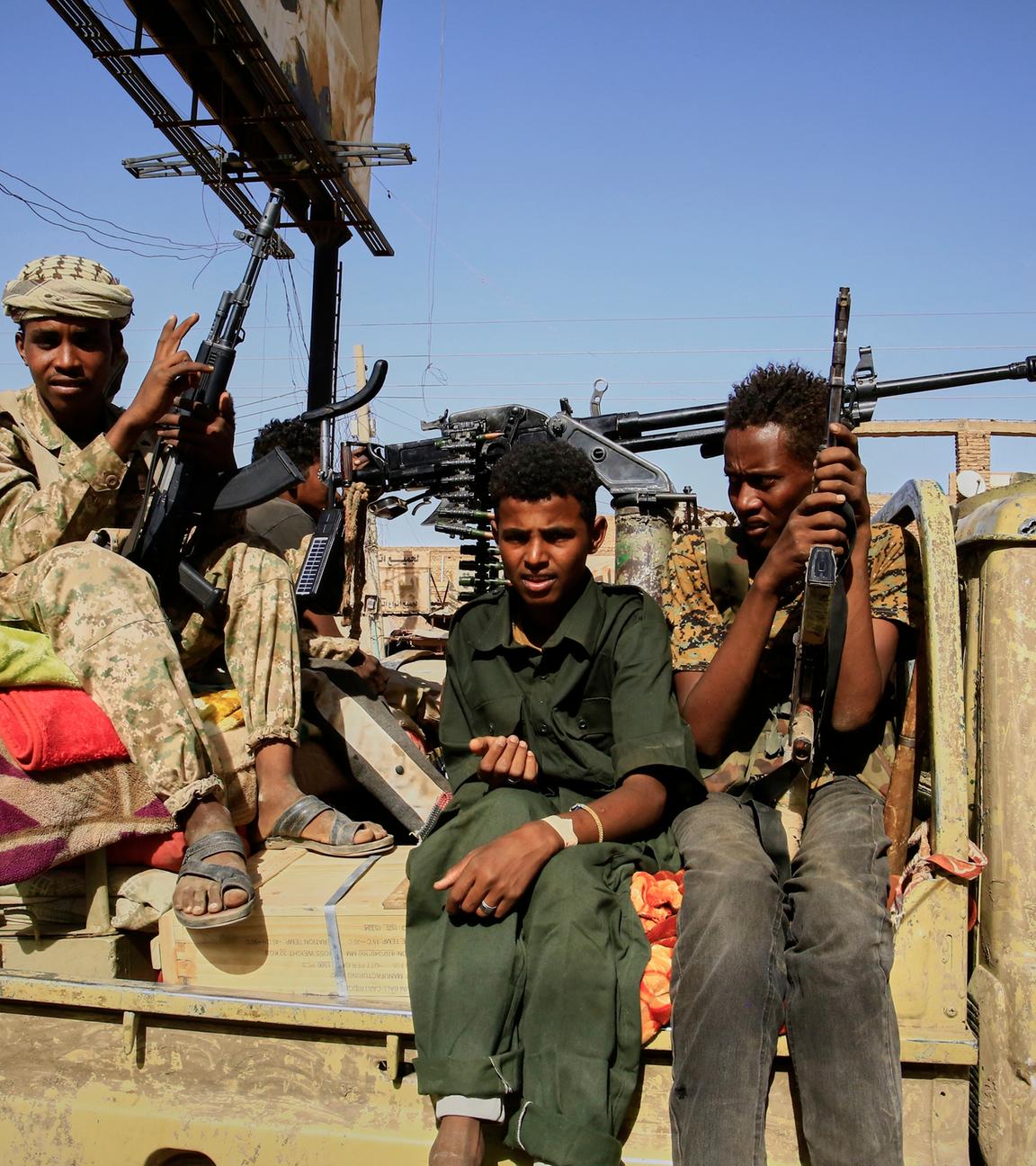 Archiv: Soldaten kommen zum Allafah-Markt in einem Gebiet, das die sudanesische Armee kürzlich von der paramilitärischen Gruppe Rapid Support Forces zurückerobert hat. 