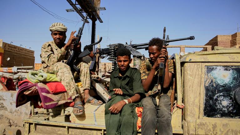 Archiv: Soldaten kommen zum Allafah-Markt in einem Gebiet, das die sudanesische Armee kürzlich von der paramilitärischen Gruppe Rapid Support Forces zurückerobert hat. 