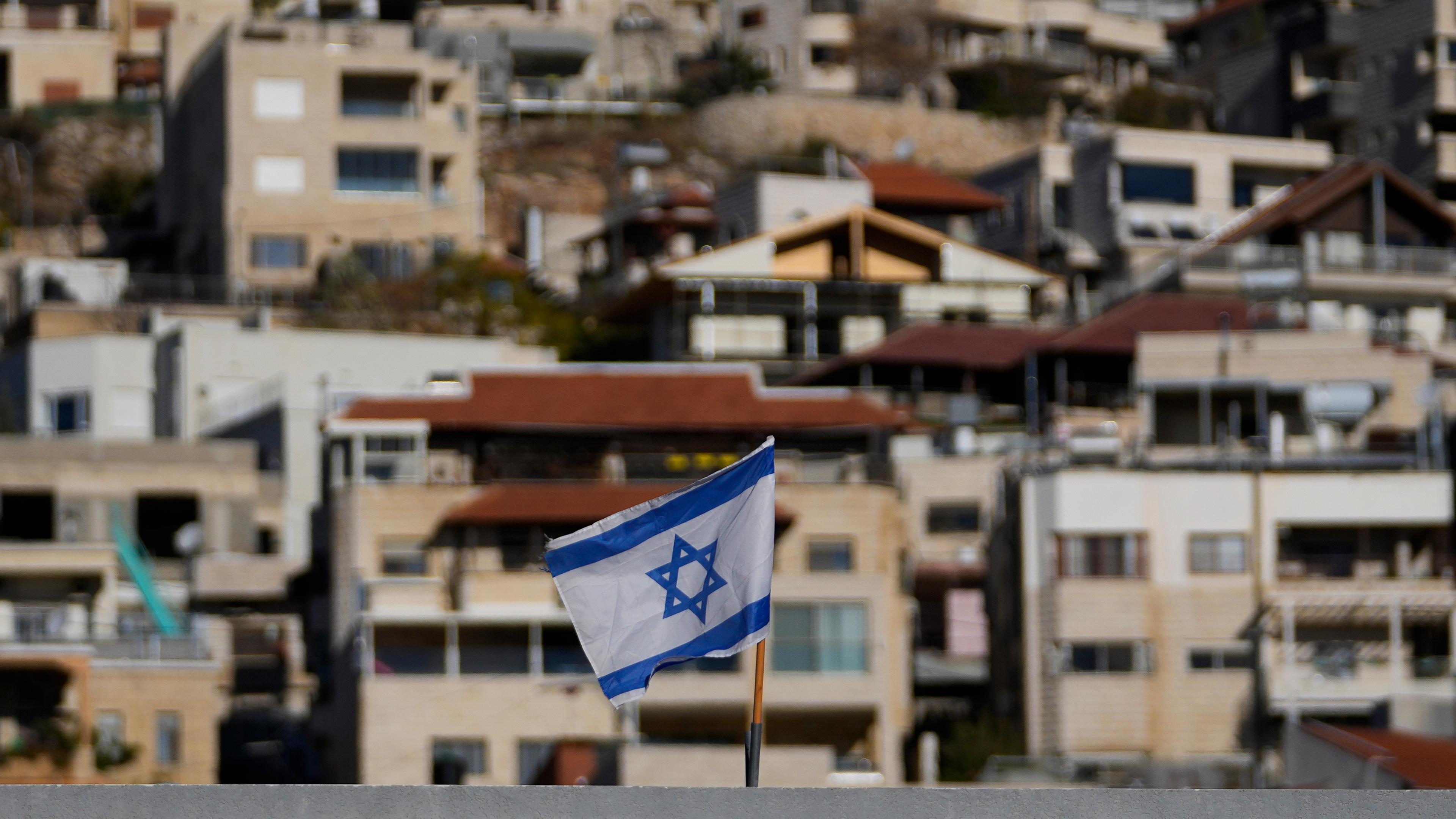  Eine israelische Flagge weht auf einem Dach in der Nähe der sogenannten Alpha-Linie, die die von Israel kontrollierten Golanhöhen von Syrien trennt.