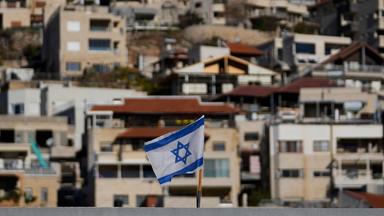  Eine israelische Flagge weht auf einem Dach in der Nähe der sogenannten Alpha-Linie, die die von Israel kontrollierten Golanhöhen von Syrien trennt.