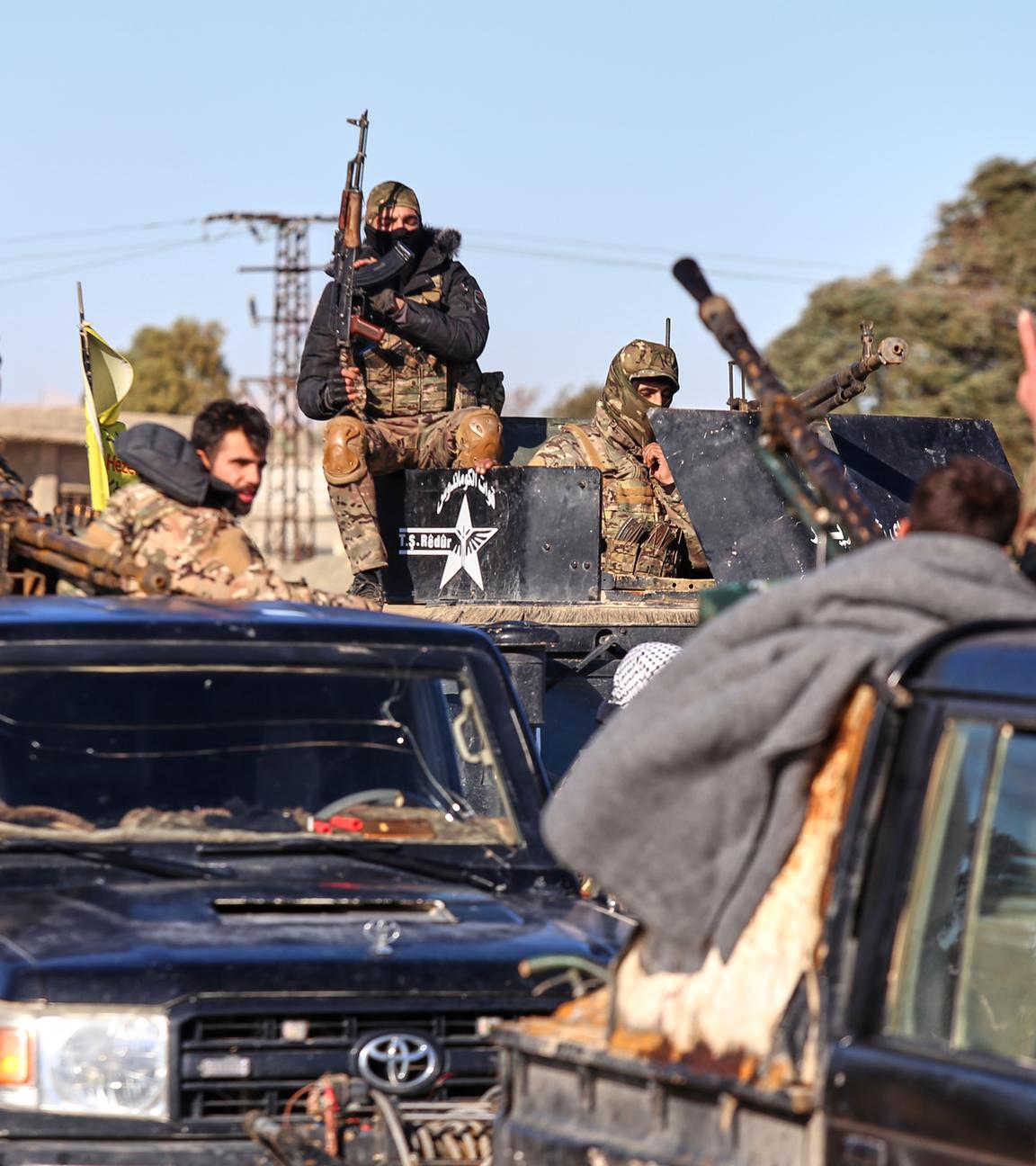 Syrien, Qamishli: Soldaten der kurdisch geführten und von den USA unterstützten Syrischen Demokratischen Kräfte (SDF)