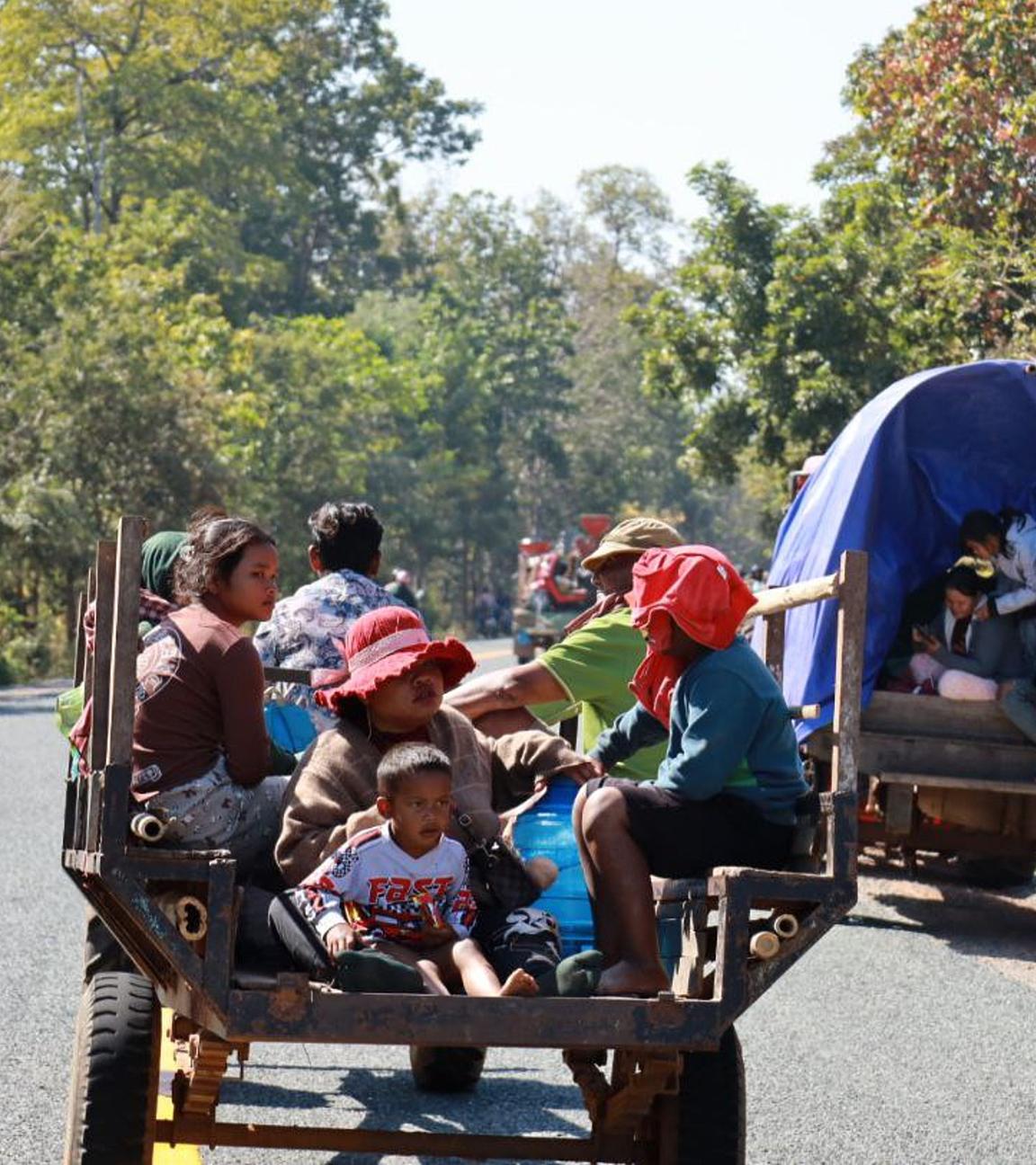 Auf diesem von Agence Kampuchea Press (AKP) veröffentlichten Foto fliehen kambodschanische Dorfbewohner am Montag, dem 08.12.2025, mit Motorwagen und Traktoren aus ihrer Heimat in der Provinz Preah Vihear in Kambodscha.