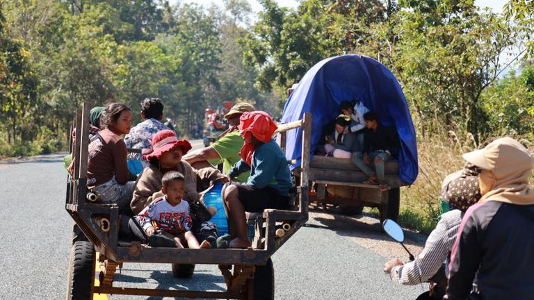 Auf diesem von Agence Kampuchea Press (AKP) veröffentlichten Foto fliehen kambodschanische Dorfbewohner am Montag, dem 08.12.2025, mit Motorwagen und Traktoren aus ihrer Heimat in der Provinz Preah Vihear in Kambodscha.