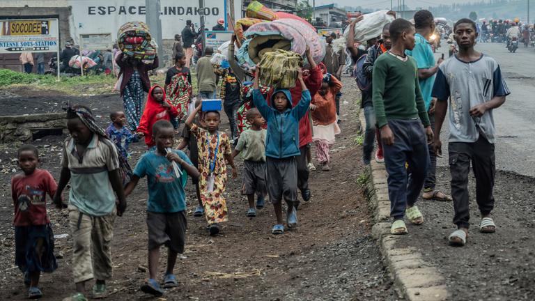 Menschen, die durch die Kämpfe mit den M23-Rebellen vertrieben wurden, machen sich auf den Weg ins Zentrum von Goma, aufgenommen am 26.01.2025