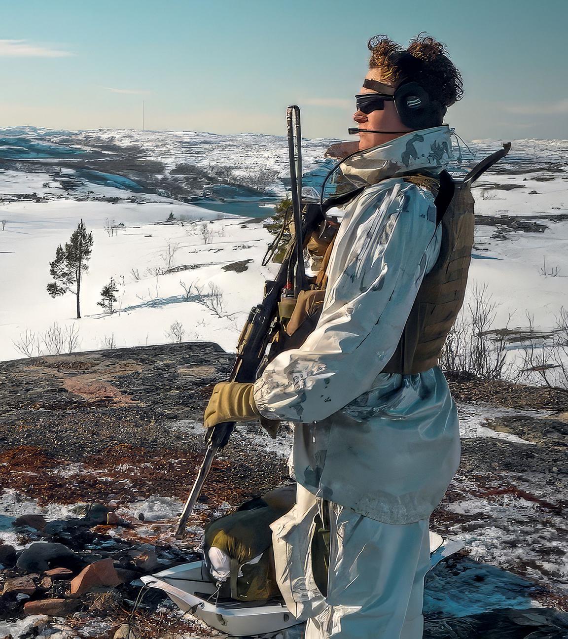 Zwei junge Männer in weißer Winterkleidung und Schneeschuhen stehen auf schneebedecktem Felsplateau. Einer von ihnen blickt durch ein Fernglas, der andere hält ein Gewehr.