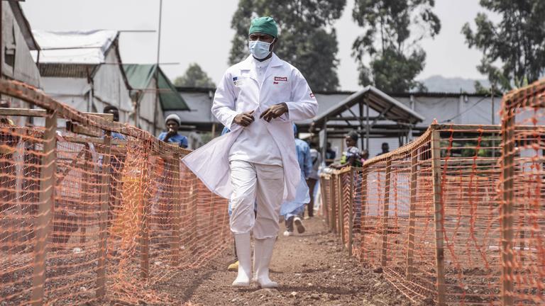 Ein Gesundheitsarbeiter in der Demokratischen Republik Kongo.