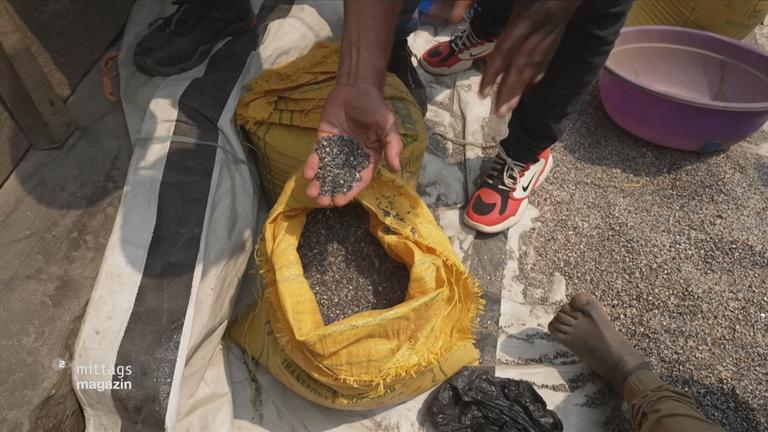 Ein Sack mit kostbaren Bodenschätzen liegt auf dem Boden
