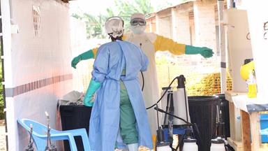 Medizinisches Personal desinfiziert ein Ebola-Behandlungszentrum in Mongbwalu in der Provinz Ituri, Demokratische Republik Kongo.