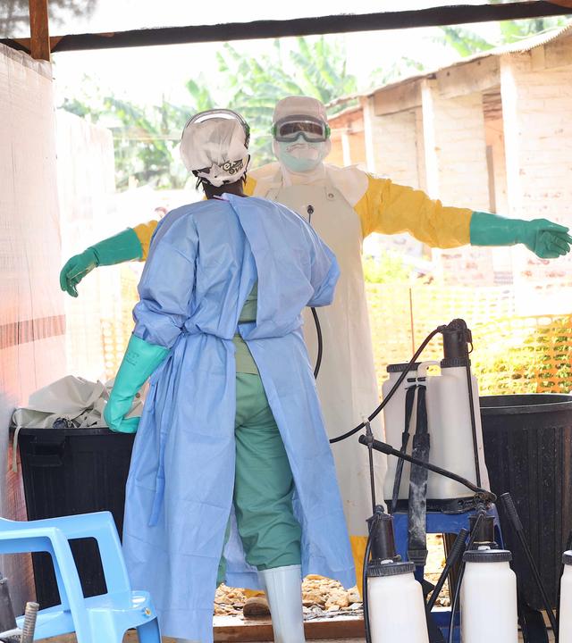 Medizinisches Personal desinfiziert ein Ebola-Behandlungszentrum in Mongbwalu in der Provinz Ituri, Demokratische Republik Kongo.