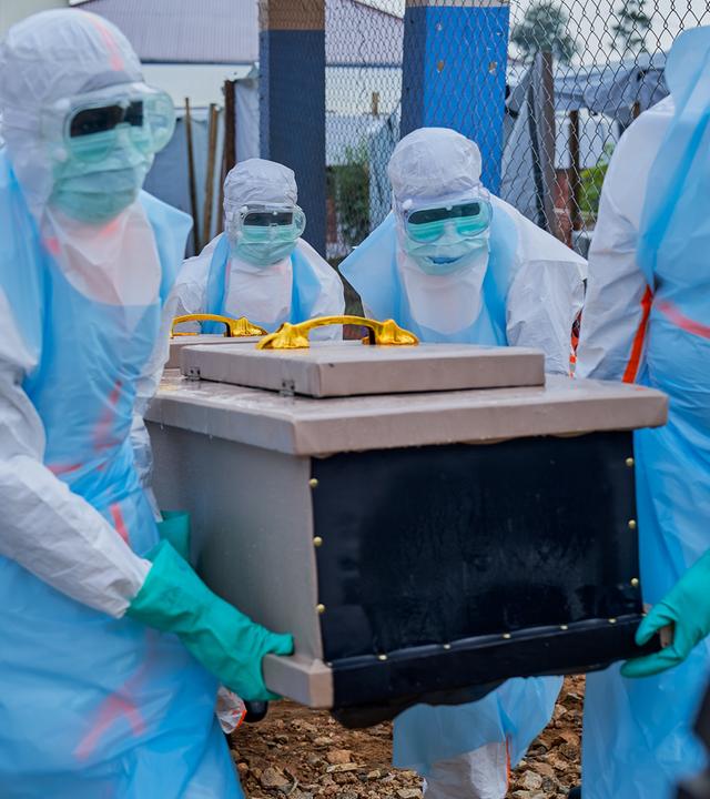 Mitarbeiter heben einen Sarg in ein Fahrzeug am Ebola-Behandlungszentrum des Allgemeinen Krankenhauses in Bunia, Provinz Ituri, Demokratische Republik Kongo.