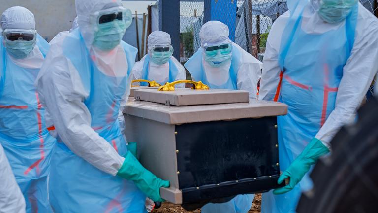 Mitarbeiter heben einen Sarg in ein Fahrzeug am Ebola-Behandlungszentrum des Allgemeinen Krankenhauses in Bunia, Provinz Ituri, Demokratische Republik Kongo.