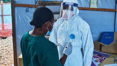 Medizinisches Personal tauscht sich am Freitag, dem 3. Juli 2026, im Evangelical Medical Center in Bunia im Osten des Kongo aus, wo klinische Studien zu Ebola stattfinden sollen.