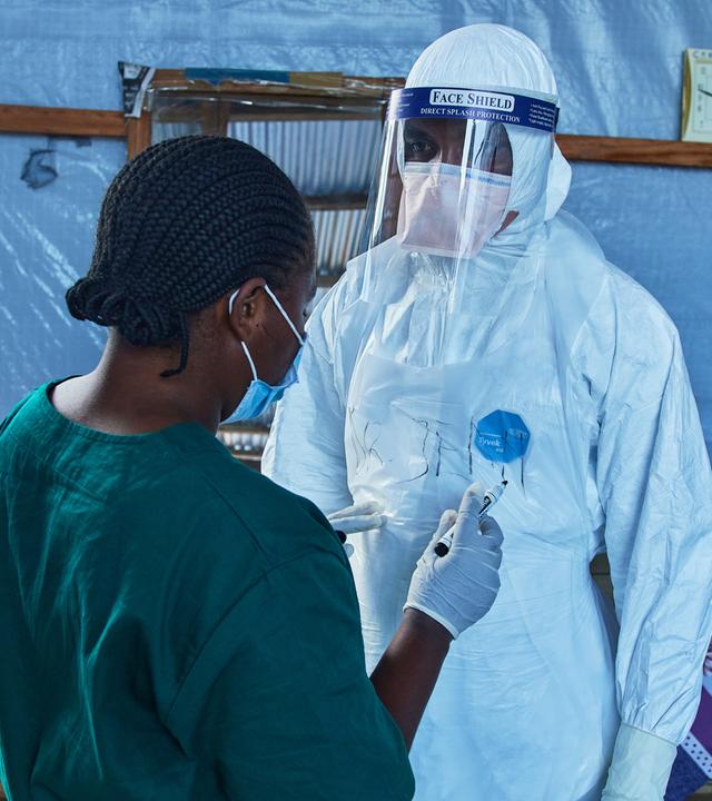 Medizinisches Personal tauscht sich am Freitag, dem 3. Juli 2026, im Evangelical Medical Center in Bunia im Osten des Kongo aus, wo klinische Studien zu Ebola stattfinden sollen.