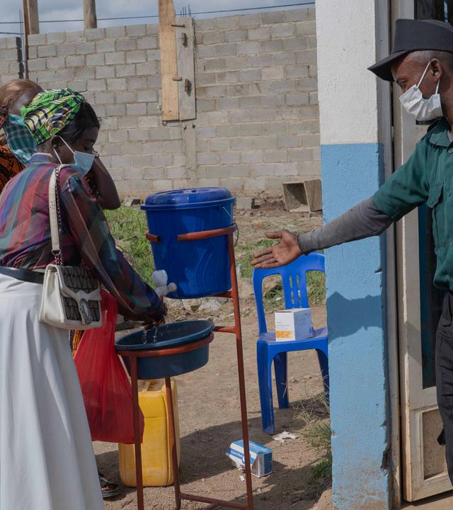 Demokratische Republik Kongo, Bunia: Menschen waschen sich am Eingang eines Krankenhauses in Bunia, Kongo, die Hände